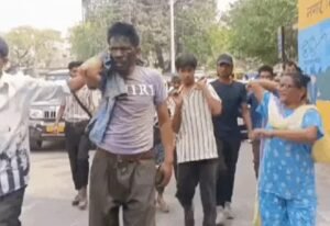 आरोपी-गार्ड-को-मुंह-काला-करके-घुमाया